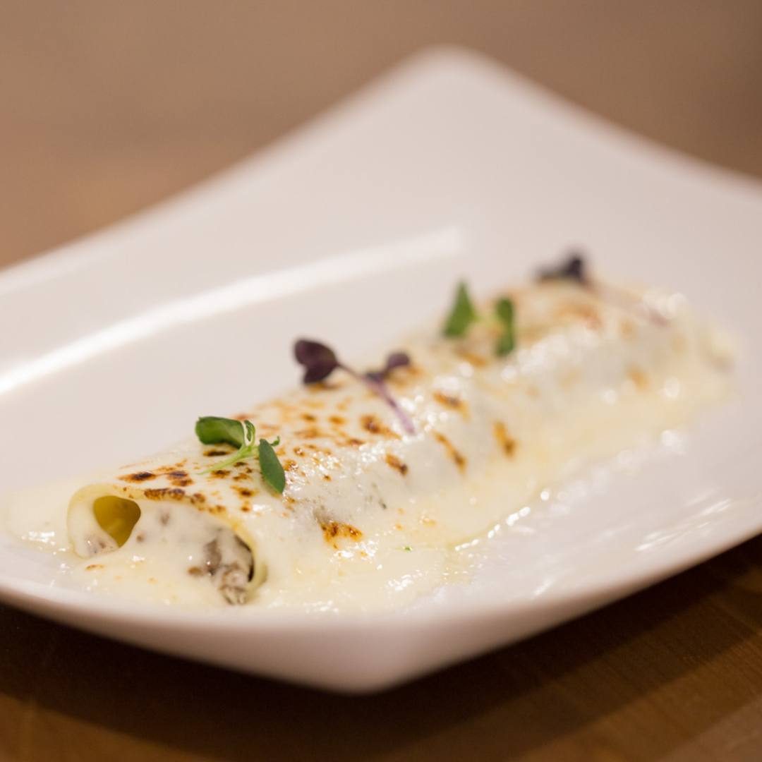 Canelón XL de setas, foie y confit de pato con falsa bechamel de parmesano