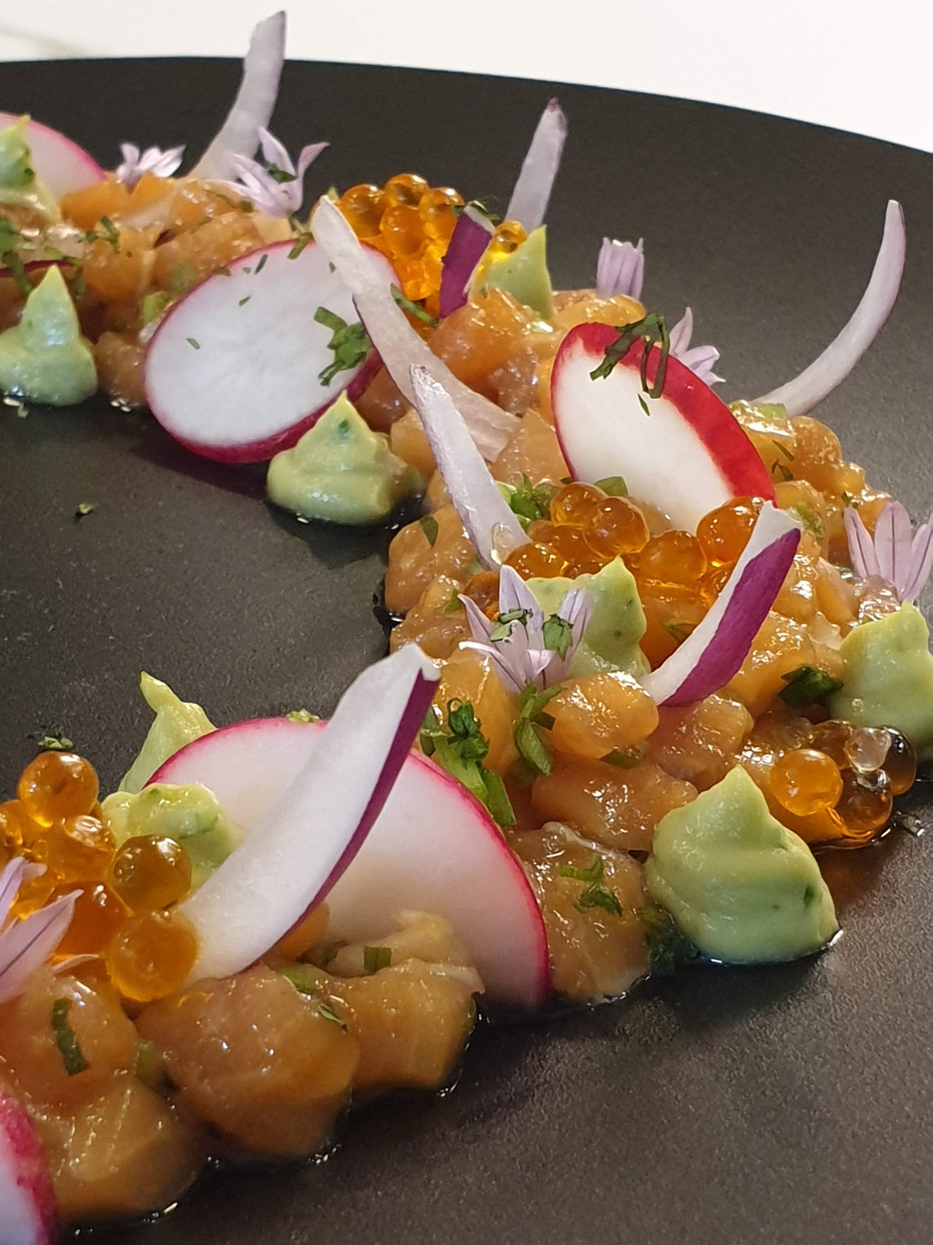 Tartar de salmón, emulsión de aguacate y hortalizas en corto encurtido
