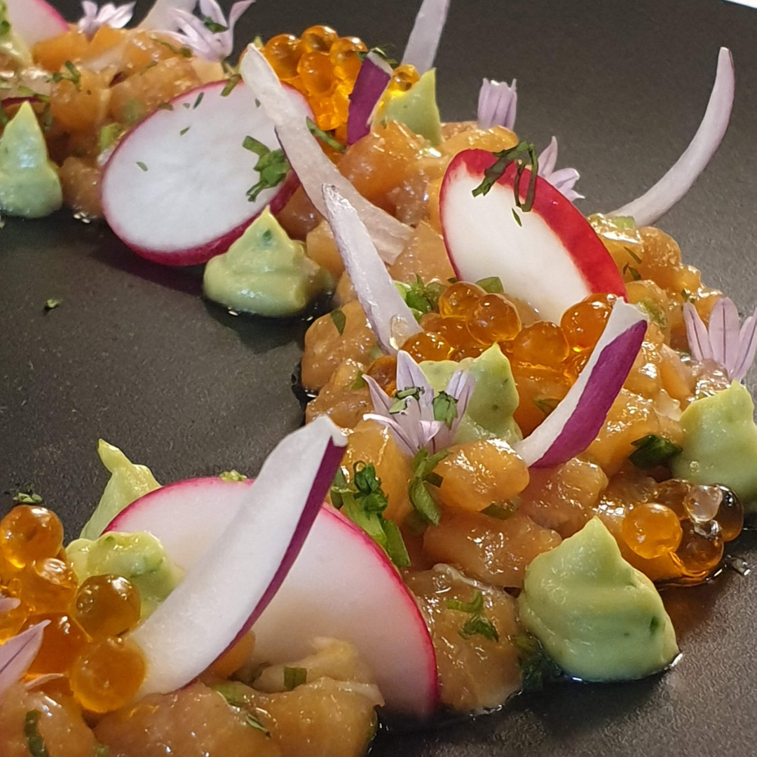 Tartar de salmón, emulsión de aguacate y hortalizas en corto encurtido