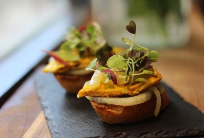 Bruchettas de cebolla braseada y pollo massala