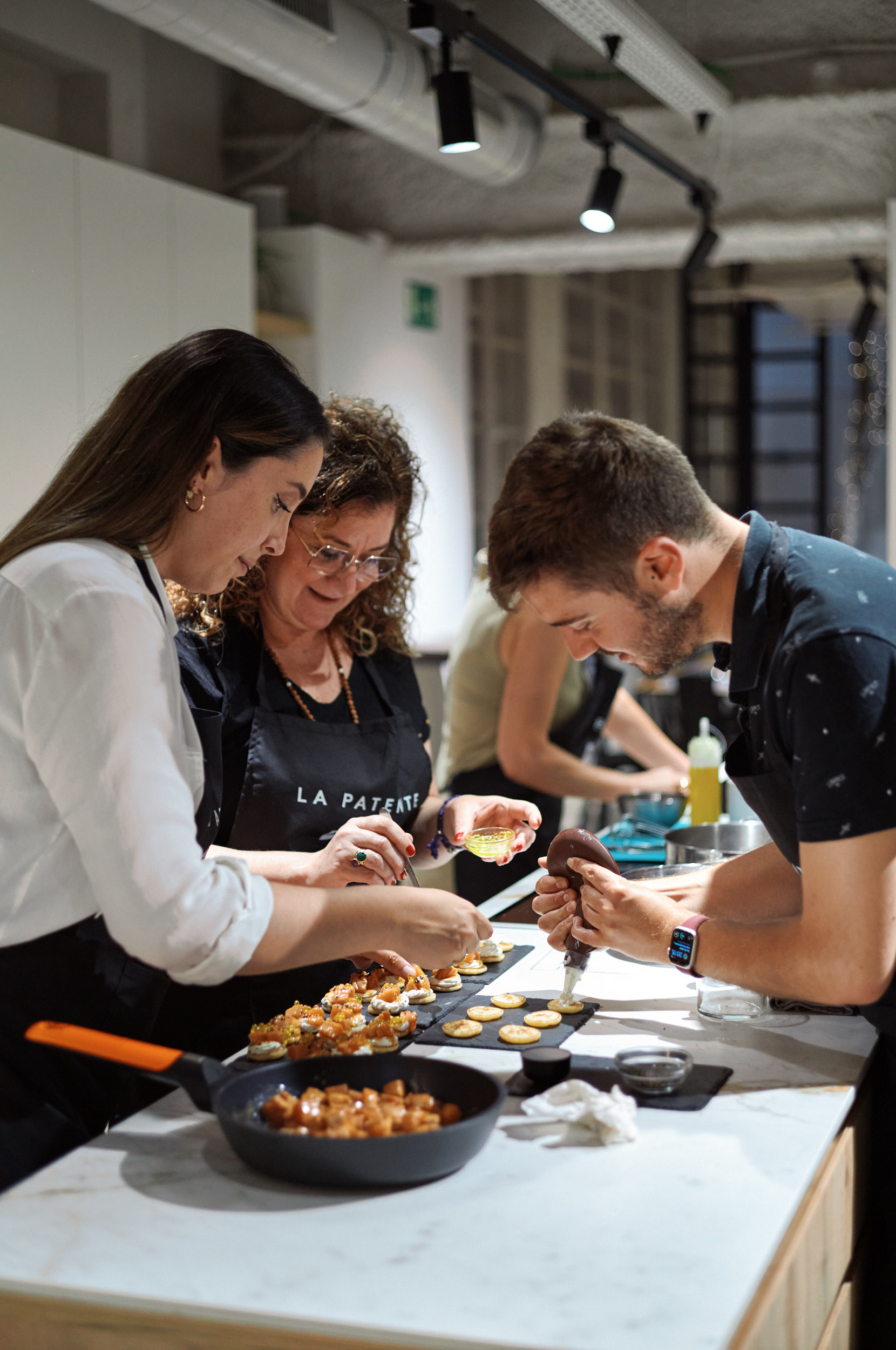 Talleres de cocina en grupo: mucho más que una actividad, una oportunidad real para conocer a tus compañeros