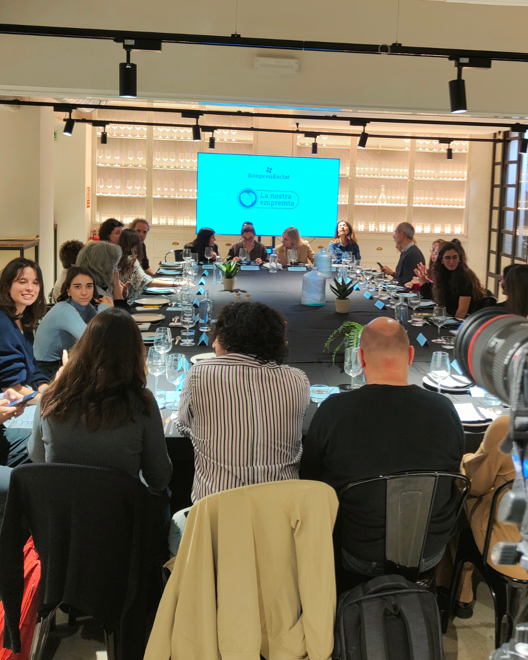 Espacio preparado para presentación formal