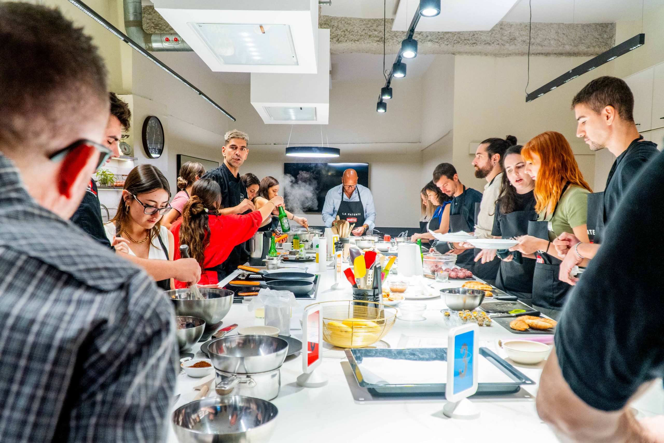 Cocinar en grupo Barcelona experiencia