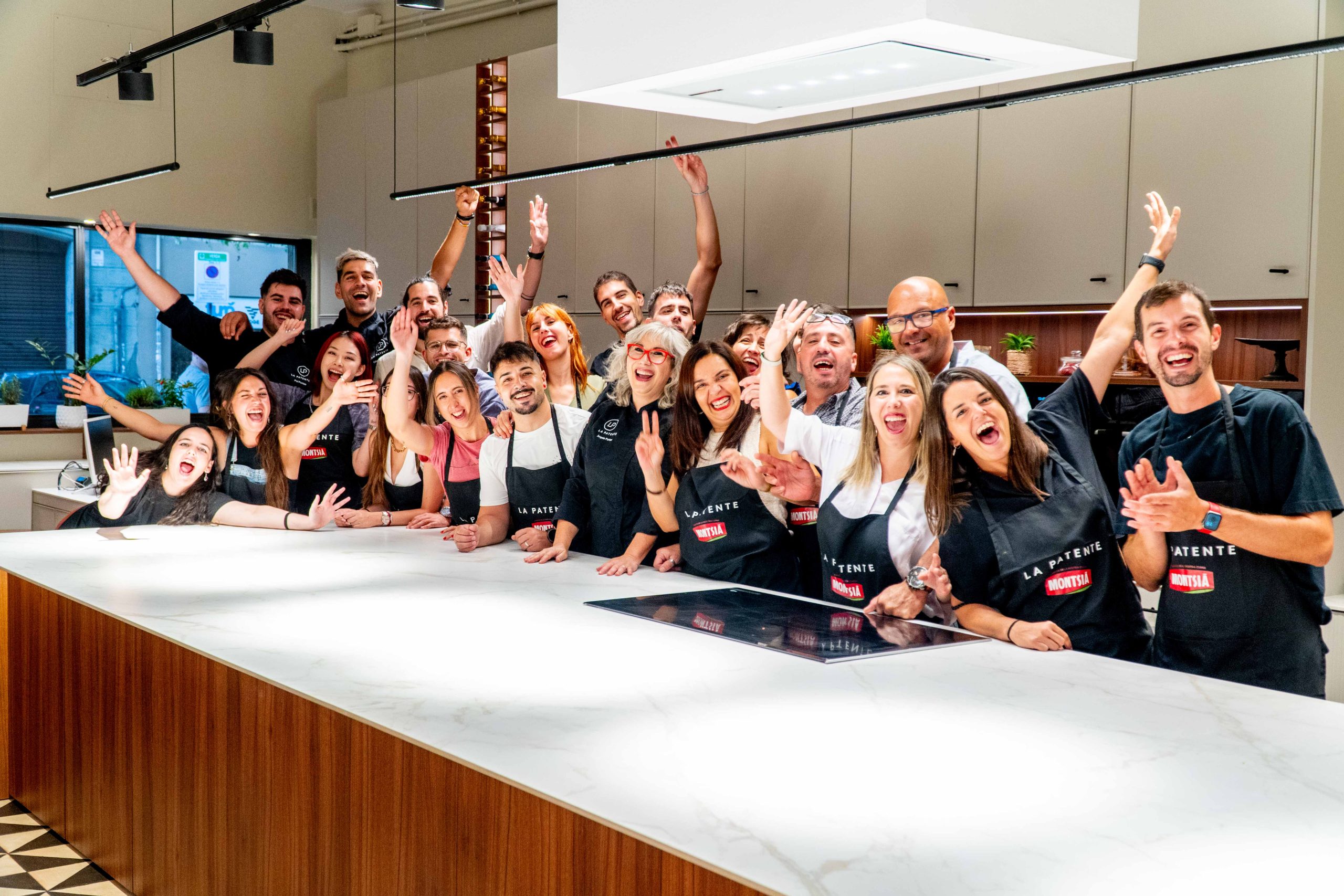 Cooking Party Barcelona grupo cocinando