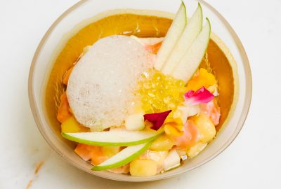 Tartar de salmón con manzana ácida, mango y aire de yondu
