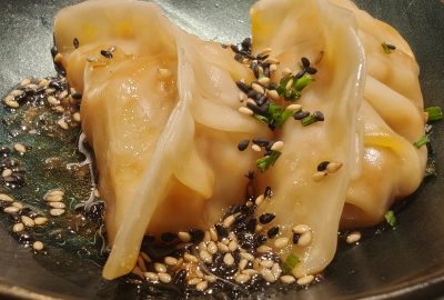 Gyozas de langostinos y hortalizas con vinagreta asiática