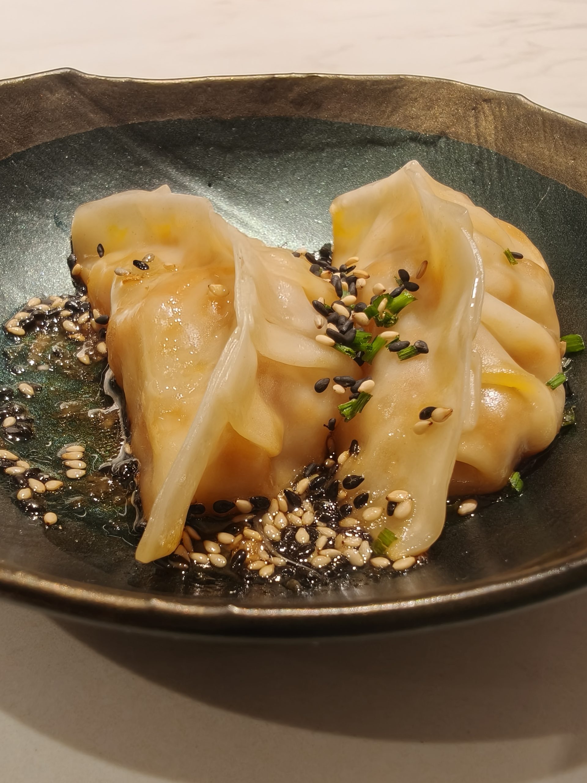 Gyozas de langostinos y hortalizas con vinagreta asiática