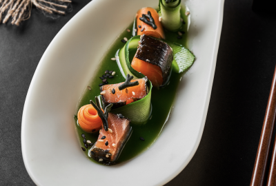 Lomo de salmón ahumado con nori, wasabi y licuado de pepino