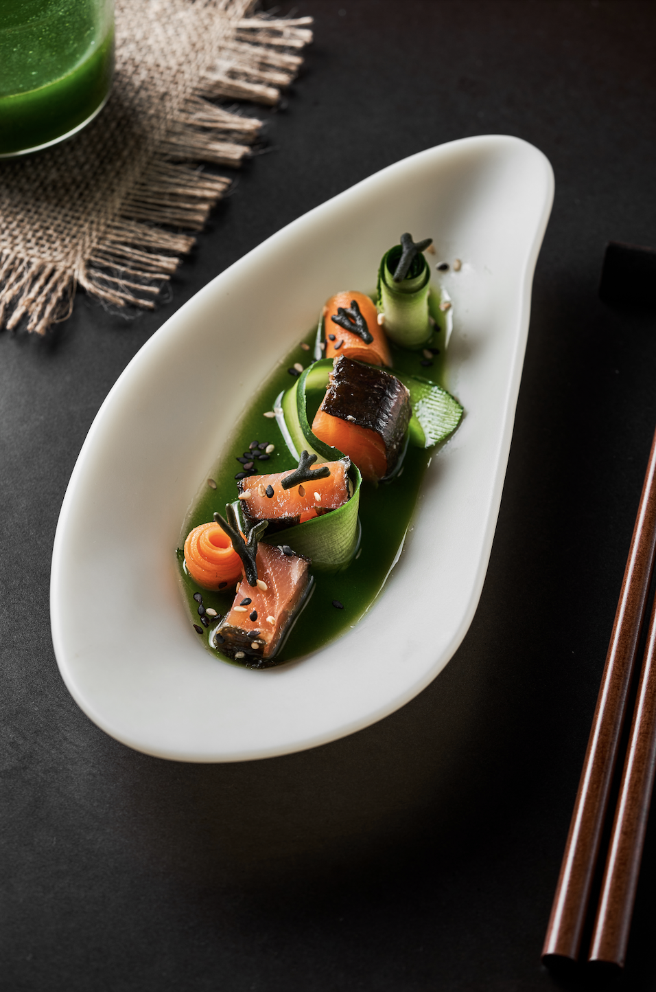 Lomo de salmón ahumado con nori, wasabi y licuado de pepino