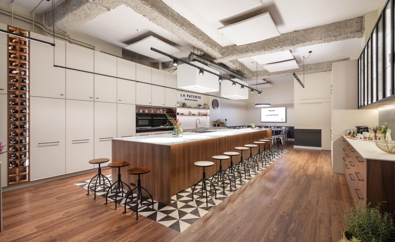 Mesas preparadas para taller